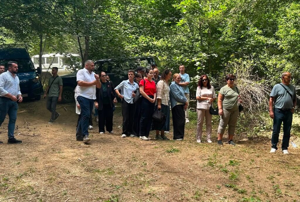 Familjarët e personave të zhdukur vizitojnë lokacionin e varrit masiv në Zubin Potok