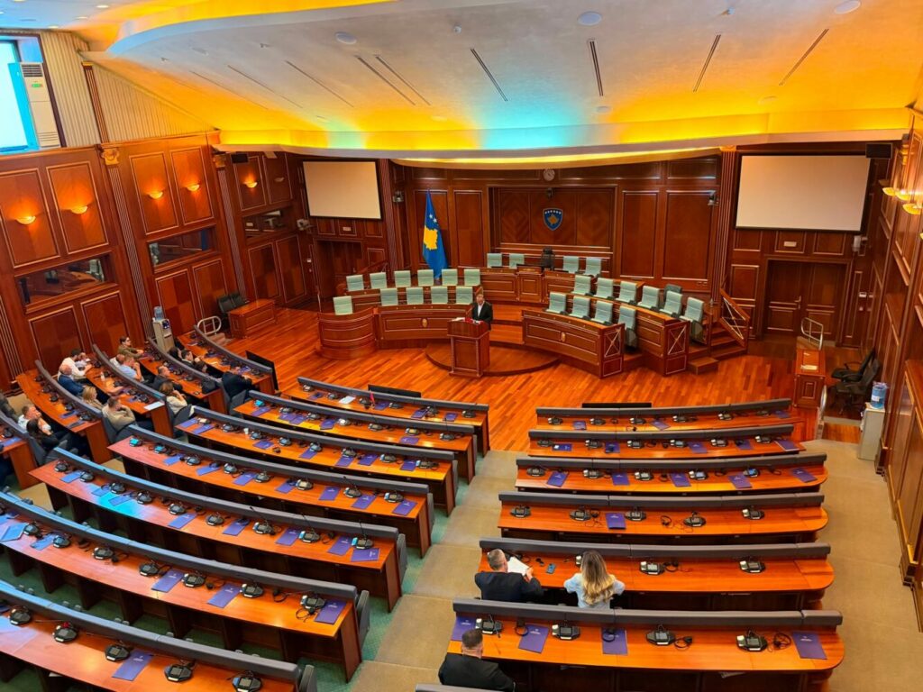 Deputetët e PDK së dhe Aleancës futen në Kuvend  ulen në vendet e tyre në sallën plenare