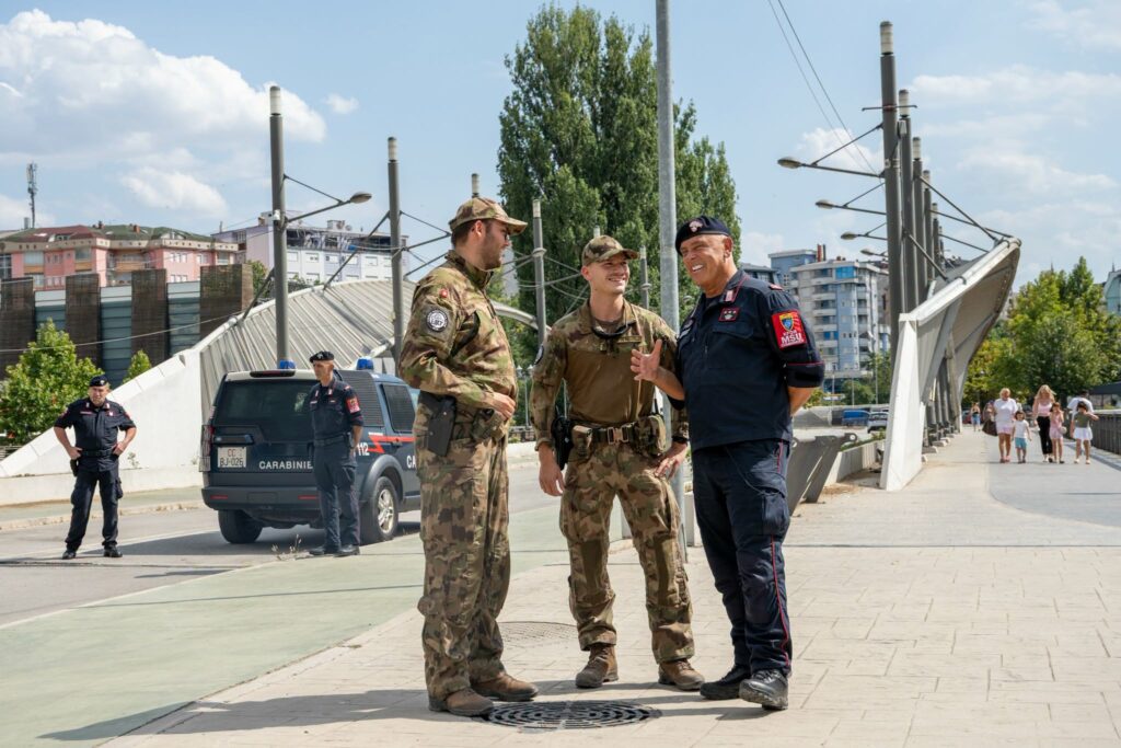 Komanda e NATO s në Napoli njofton për vizitat e ushtarakëve të KFOR it te ura e Ibrit  përmendet  përshtatja e pranisë  atje