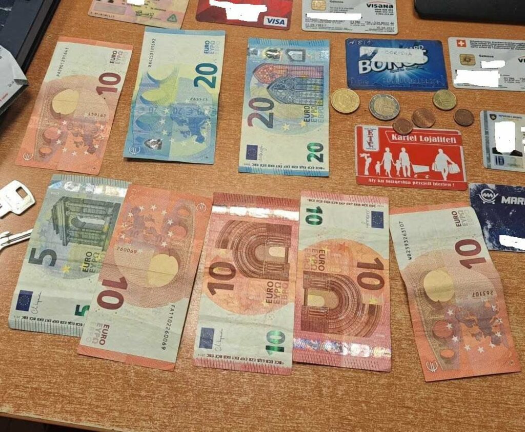Nxënësja e gjen dhe e dorëzon kuletën me para në polici