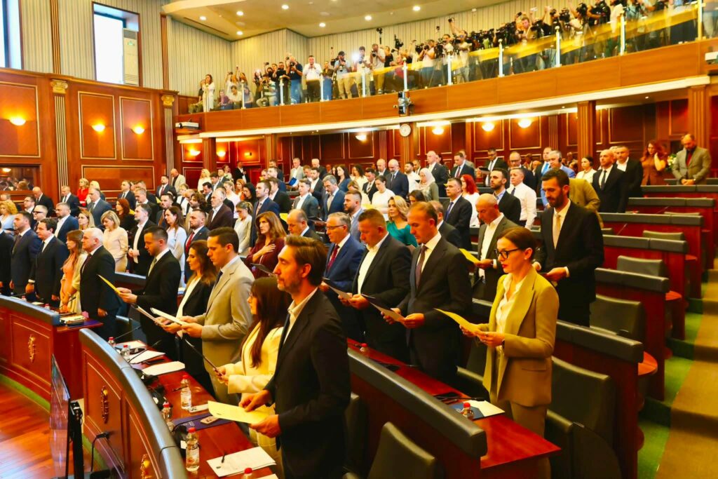 PDK ja  Kurti zgjodhi sërish bllokadën dhe shpërfilli aktgjykimin e Gjykatës Kushtetuese