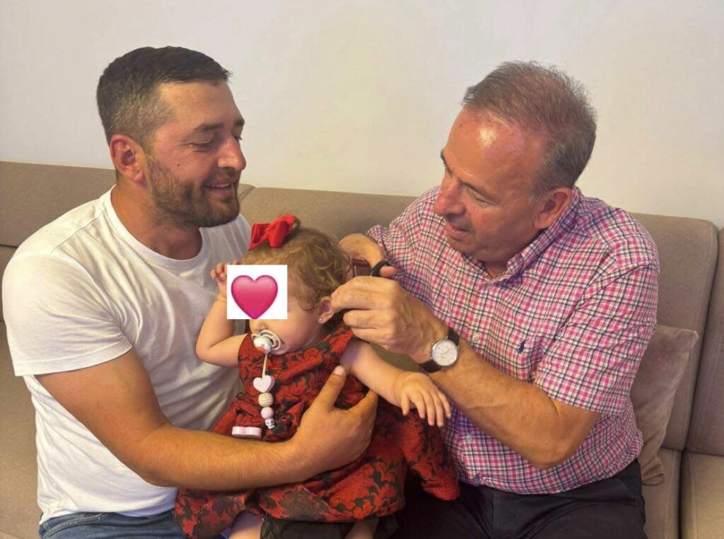 Elmi Reçica viziton familjen e bashkëluftëtarit Shaban Viça  ia pret flokët mbesës së Bacit të UÇK së