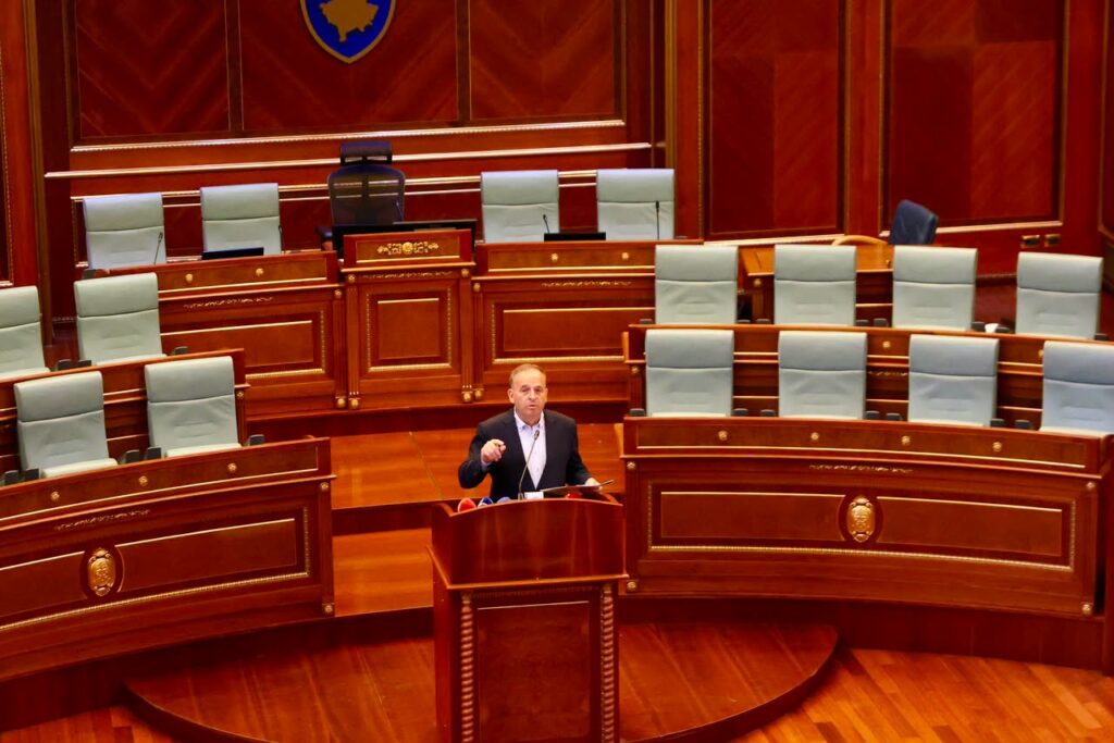 Deputetët e PDK së sërish në sallën e Kuvendit  Reçica  Vandali Kurti s mund t ua marrë deputetëve mandatin  Kuvendi të konstituohet