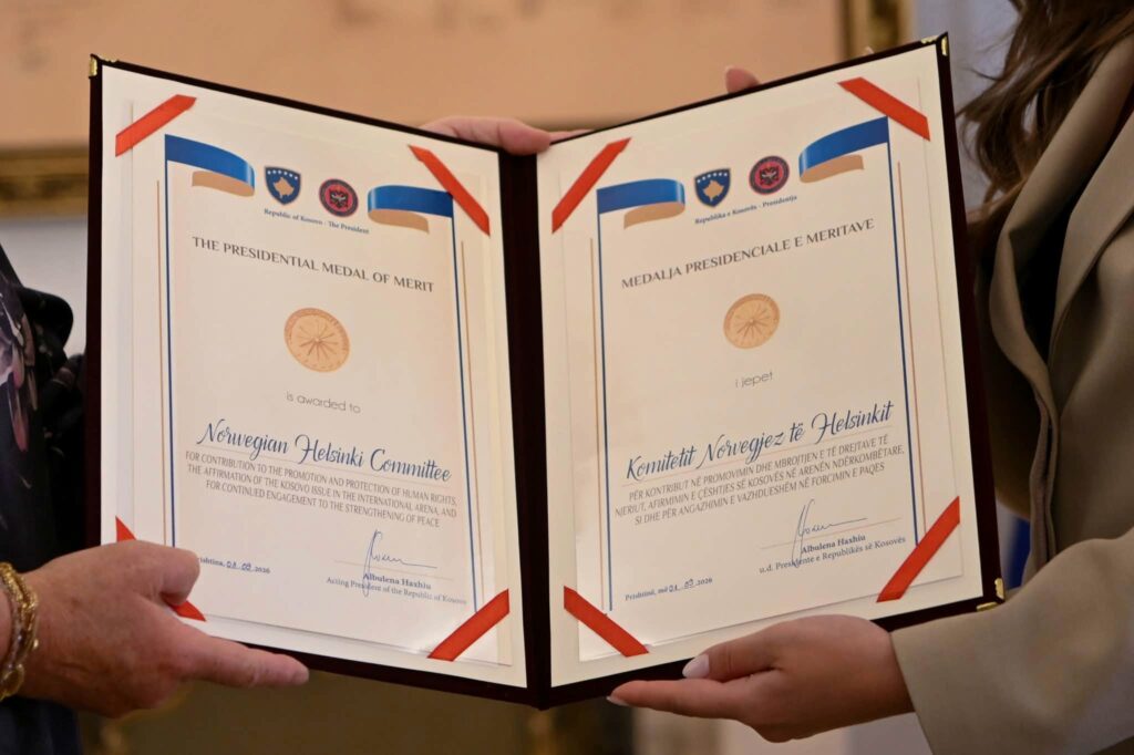 Politologu Lekaj i propozoi u  d  Haxhiut ta dekorojë Komitetin Norvegjez të Helsinkit me  Medaljen Presidenciale të Meritave 