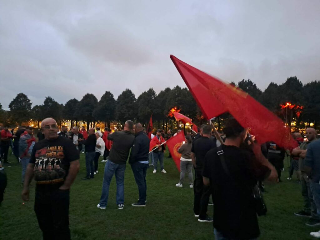 Pamje të reja nga Haga  Qindra shqiptarë me flamuj e simbole të UÇK së në pritje të verdiktit për krerët e UÇK së
