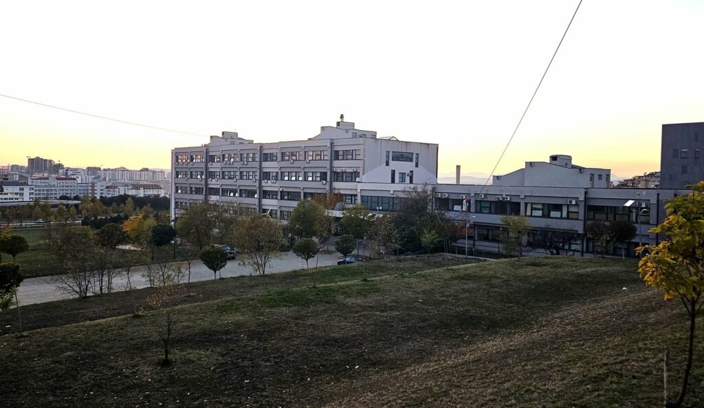 Gjykata vendos masë sigurie mbi 68 ari në zonën e fakulteteve teknike  UP   Pronat universitare nuk janë pasuri private 