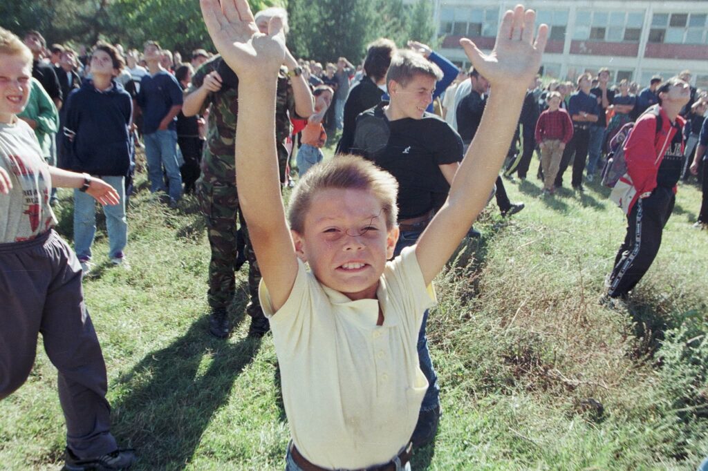 UNMIK u publikon fotografinë e rrallë nga viti 1999  Një moment shprese pas një periudhe të vështirë
