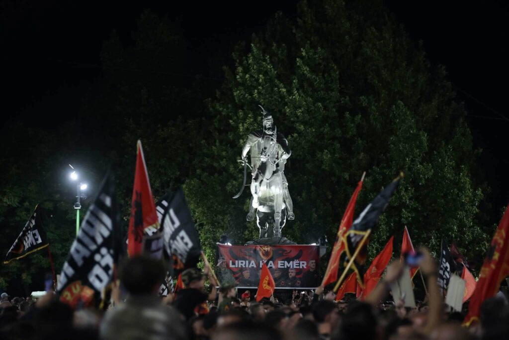 Nesër gjithë shqiptarët  në këmbë  për UÇK në  protesta edhe në Shkup  Bruksel  Helsinki e Paris
