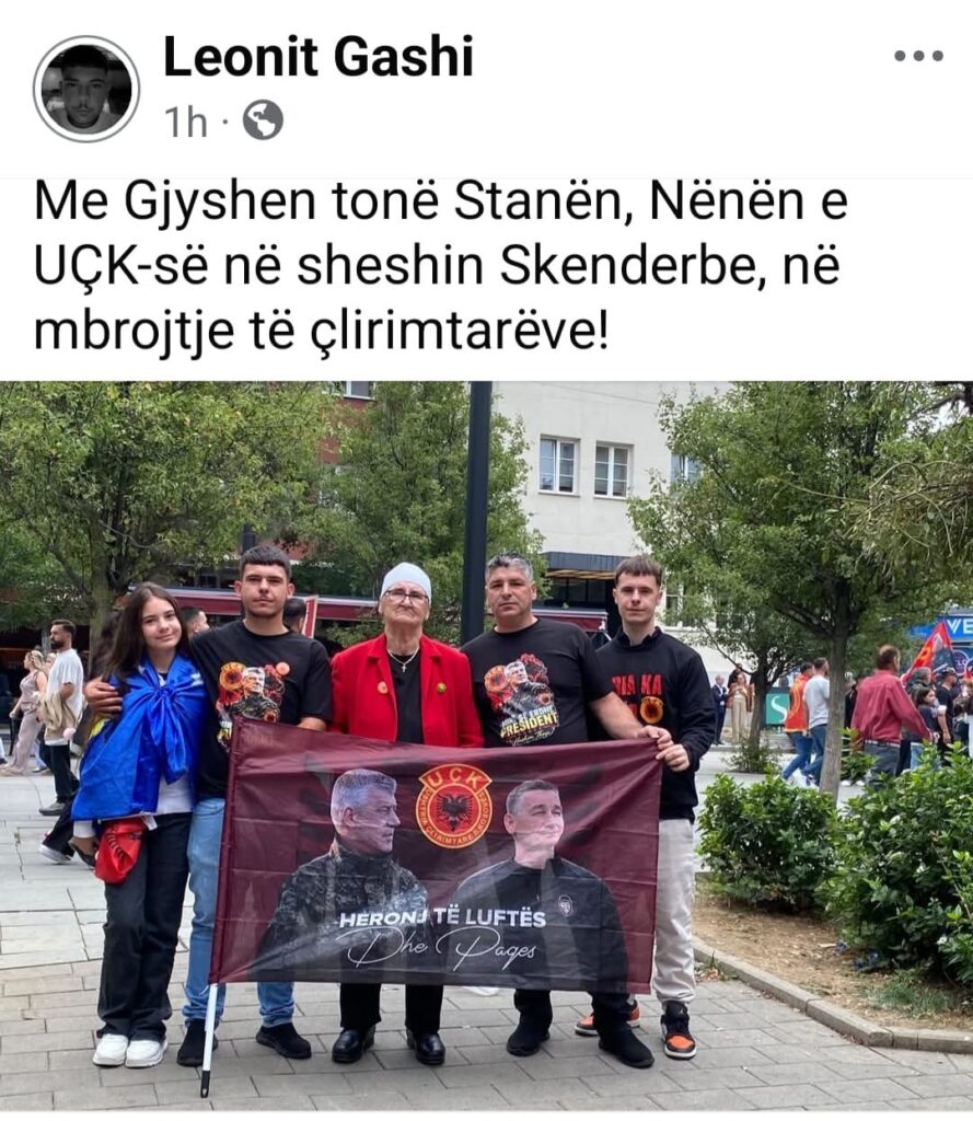 NËNA STANË PJETËR GASHI ME NIPËRIT DHE MBESËN NË MARSHIN PËR ÇLIRIMTARËT