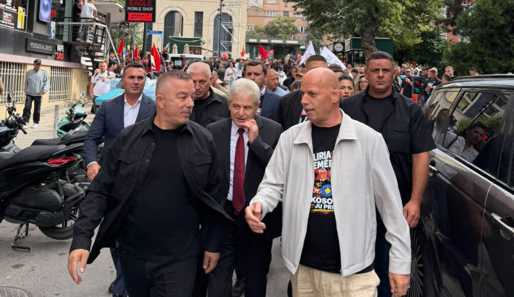 Lladrovci  Ju presim të pafajshëm çlirimtarë