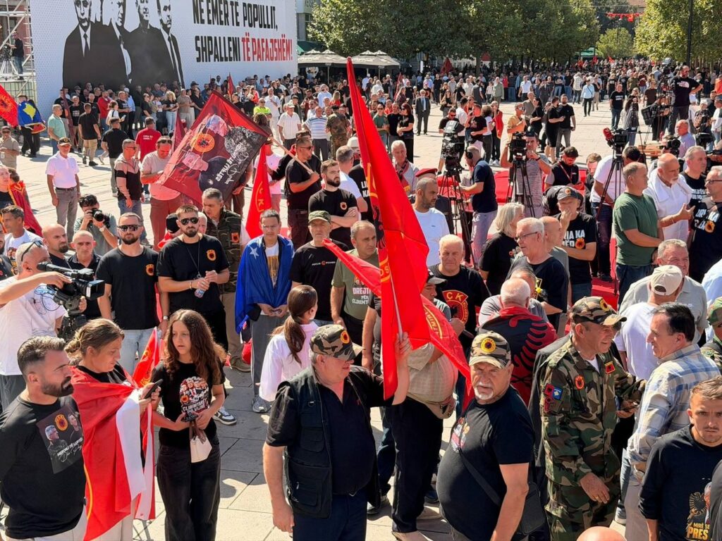 Sheshi  Skënderbeu  mbushet me qindra qytetarë  nis protesta kundër dënimeve në Hagë