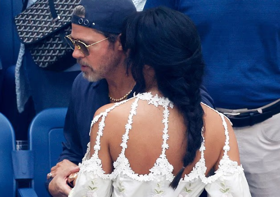 moment-i-sikletshem-ne-us-open-brad-pitt-shfaqet-me-ines-de-ramon-prane-tyre-edhe-ish-i-i-saj