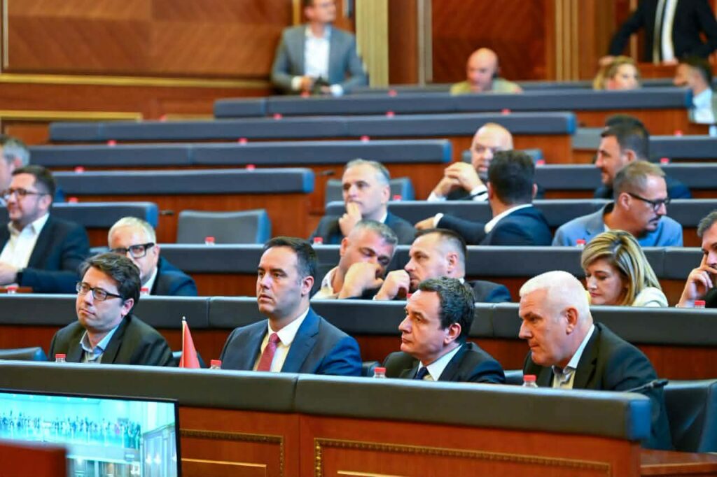 Pse është problematike për LVV në shprehja  në emër të popullit serb  