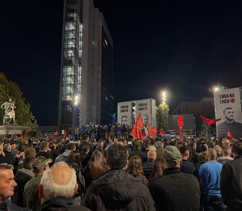 Nata e 15 të e protestës  mijëra qytetarë në mbështetje të çlirimtarëve  foto 