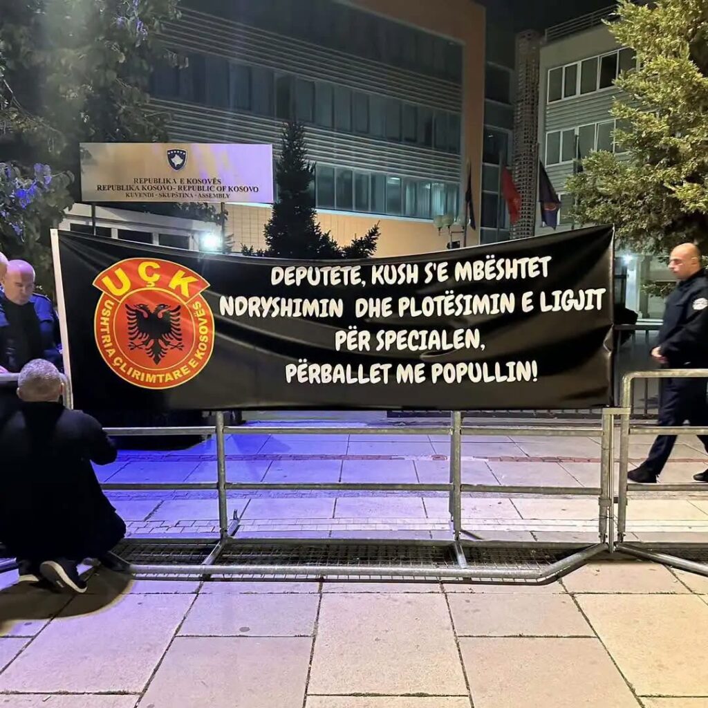 Vendoset mbishkrimi te Kuvendi   Deputetët që s e mbështesin ndryshimin dhe plotësimin e ligjit përballen me popullin 