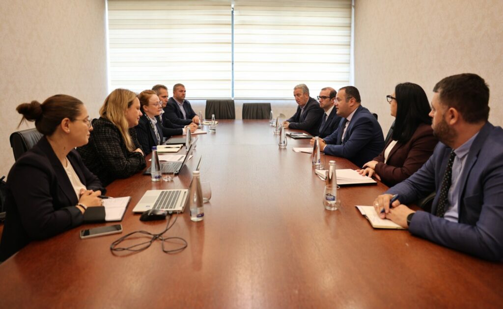 Guvernatori Ismaili priti ekspertët e Bankës Botërore për Dokumentin Strategjik të Edukimit Financiar për Qëndrueshmëri Financiare  Fuqizimi i njohurive  praktikave dhe qëndrueshmërisë financiare  prioritet i BQK së
