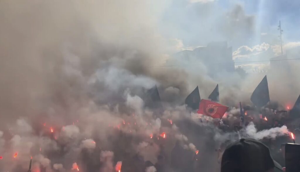 Nga tribunat në sheshet e Prishtinës  tifo grupet bashkohen në mbështetje të ish krerëve të UÇK së