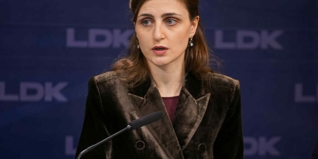 Janina Ymeri pas tërheqjes së Sejdiut  Rrnoftë LDK ja  rrnoftë demokracia e Republikës së Kosovës