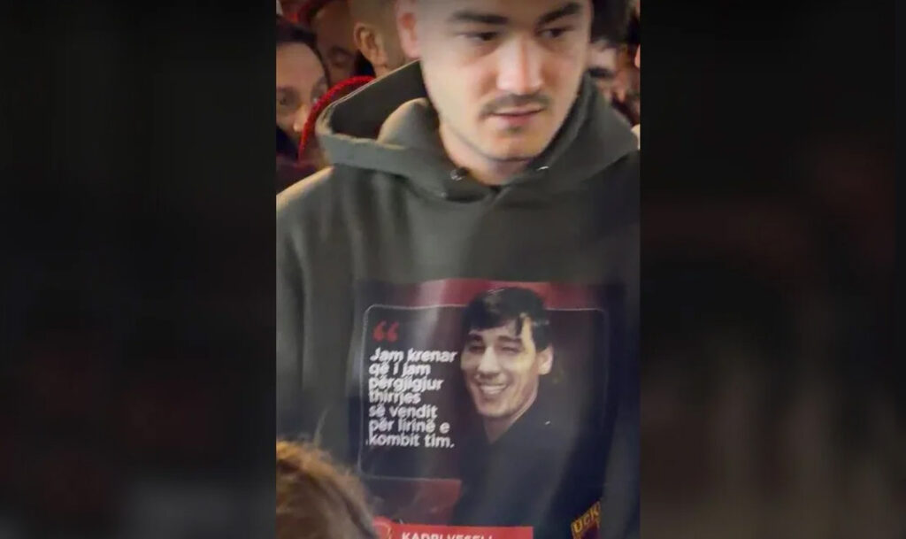 Klestori sërish në protestë  ka një mesazh të fuqishëm në bluzën e tij