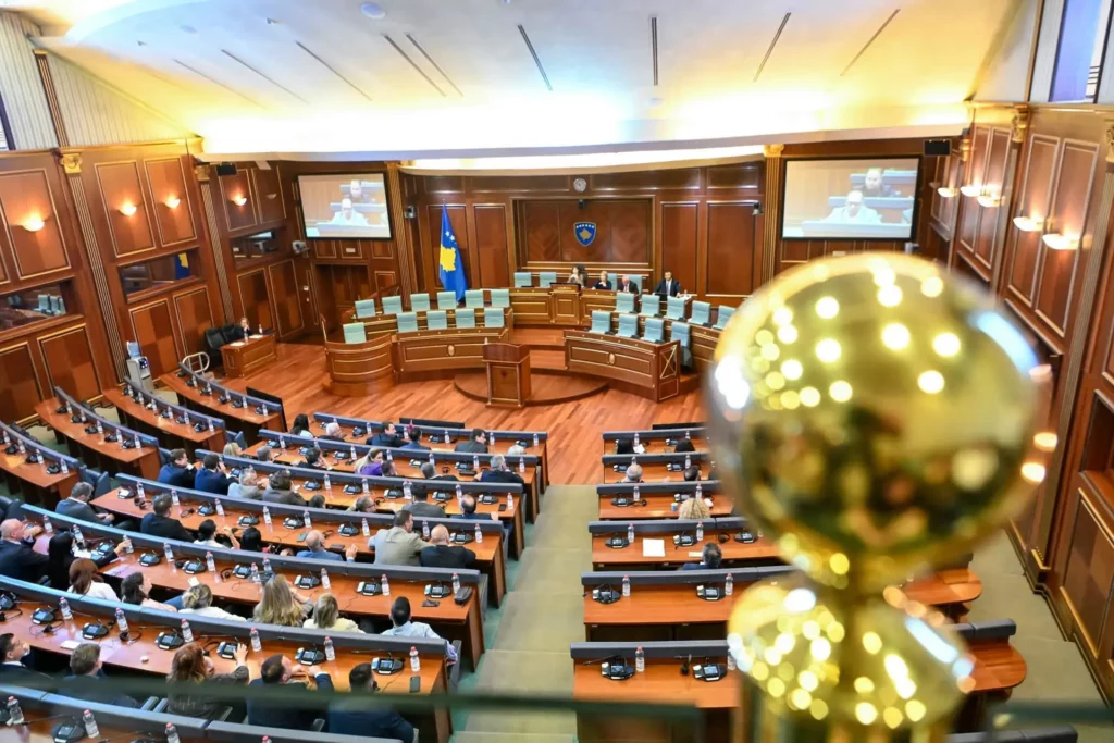Kushtetuesja  Kuvendi u konstituua pas afatit  Qeveria u zgjodh në përputhje me Kushtetutën