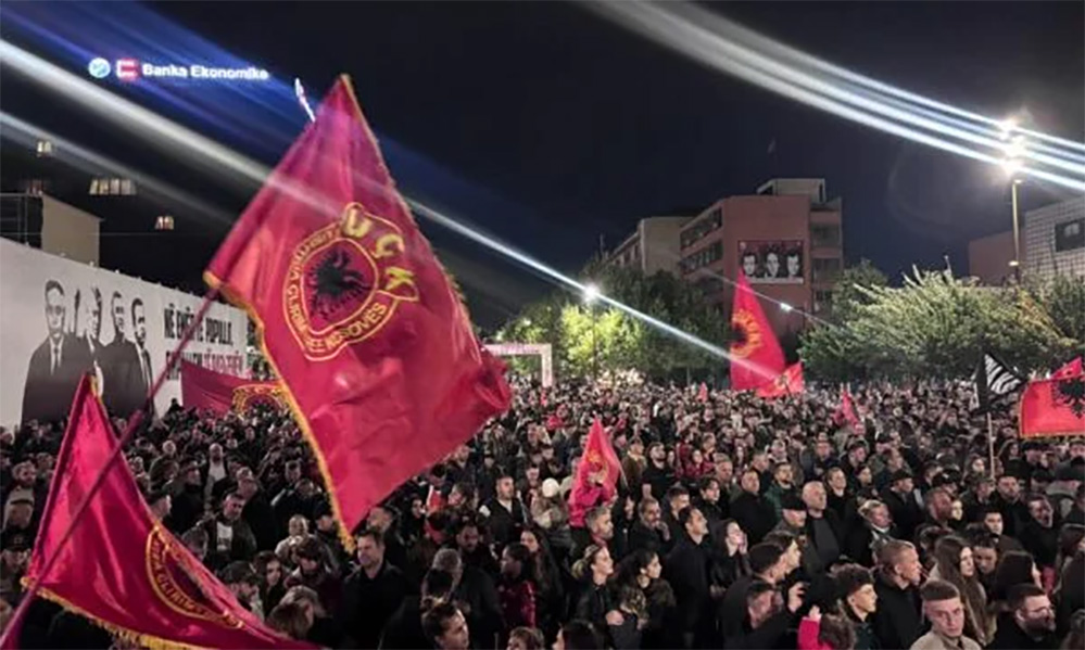 Dita e njëmbëdhjetë  protestuesit mbushin sheshin e Prishtinës  kundërshtohet dënimi i ish krerëve të UÇK së