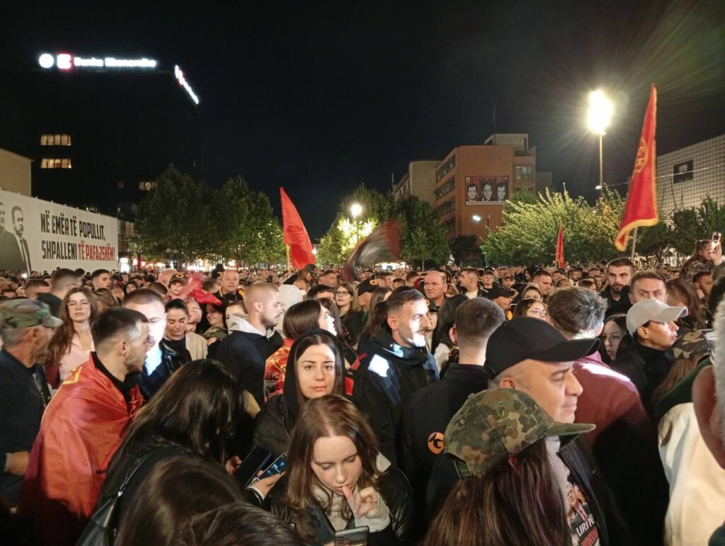 Nata e tetë me radhë  Sheshi  Skënderbeu  në Prishtinë mbushet sërish me qytetarë në mbrojtje të UÇK së