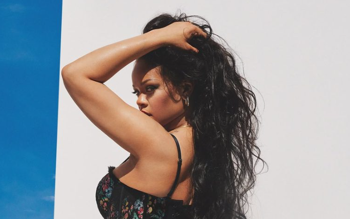 Rihanna tërheq vëmendjen me pozat e fundit  ekspozon format trupore