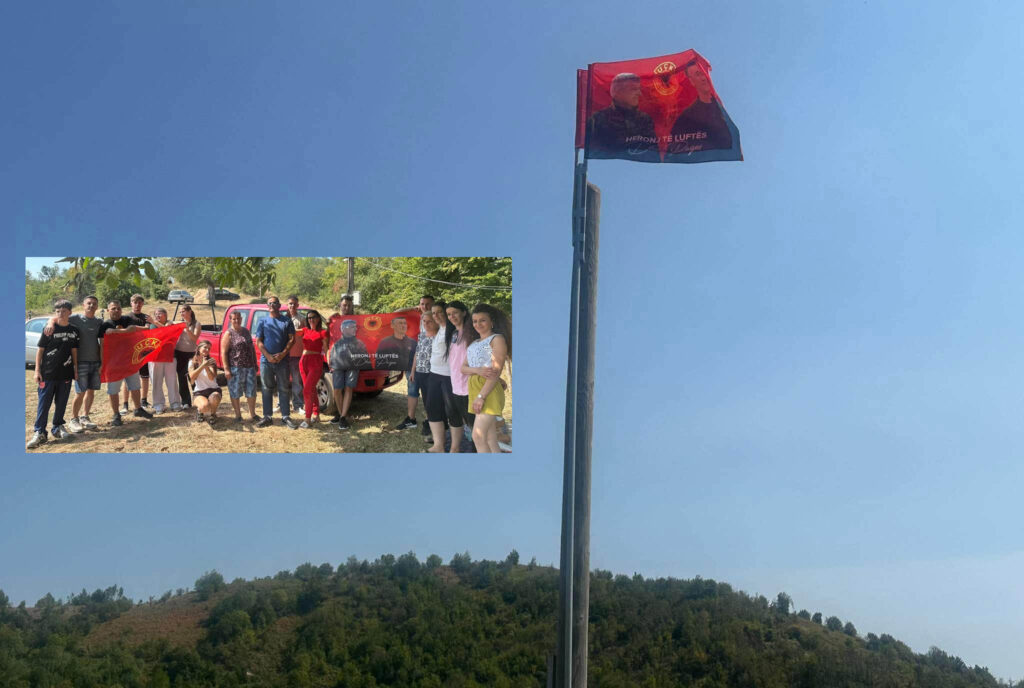 Familja Toska ngre flamurin me figurat e heronjve të luftës dhe paqes në pikën kufitare me Serbinë