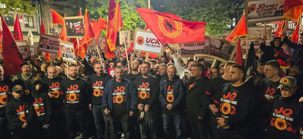 Kërkojmë liri për liderët tanë   në qytetet e Kosovës u protestua kundër vendimit të Gjykatës Speciale