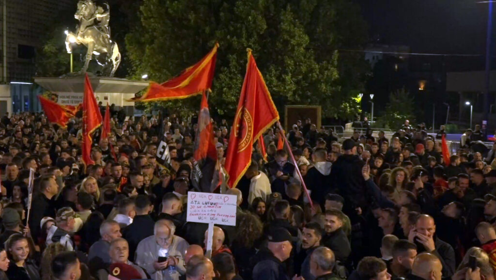 Nis protesta e natës së 9 të në  Skënderbeu    Jo në emrin tim  mblidh qytetarët nën thirrjet për UÇK në