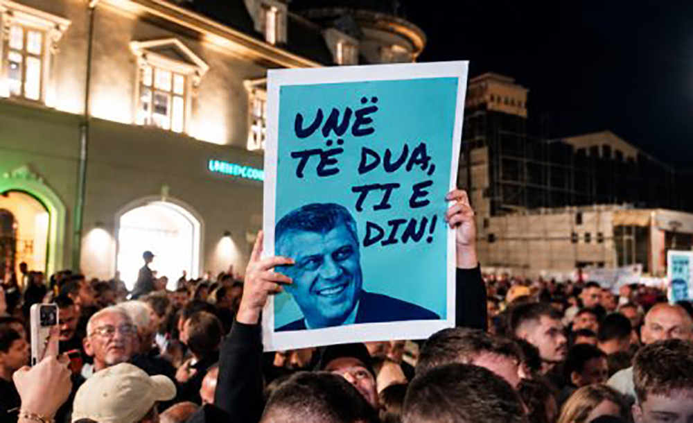Sheshi plot e përplot  Nis protesta e natës së gjashtë për drejtuesit e UÇK së  lexohet betimi i ushtarit