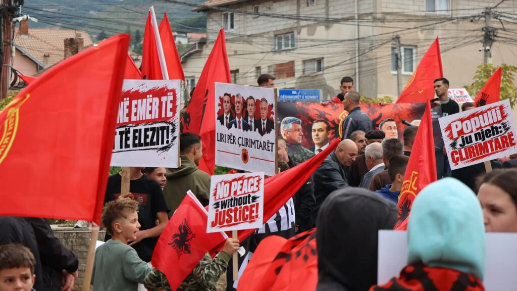 Hani i Elezit në mbështetje të UÇK së  Ballazhi   Liri për çlirimtarët  