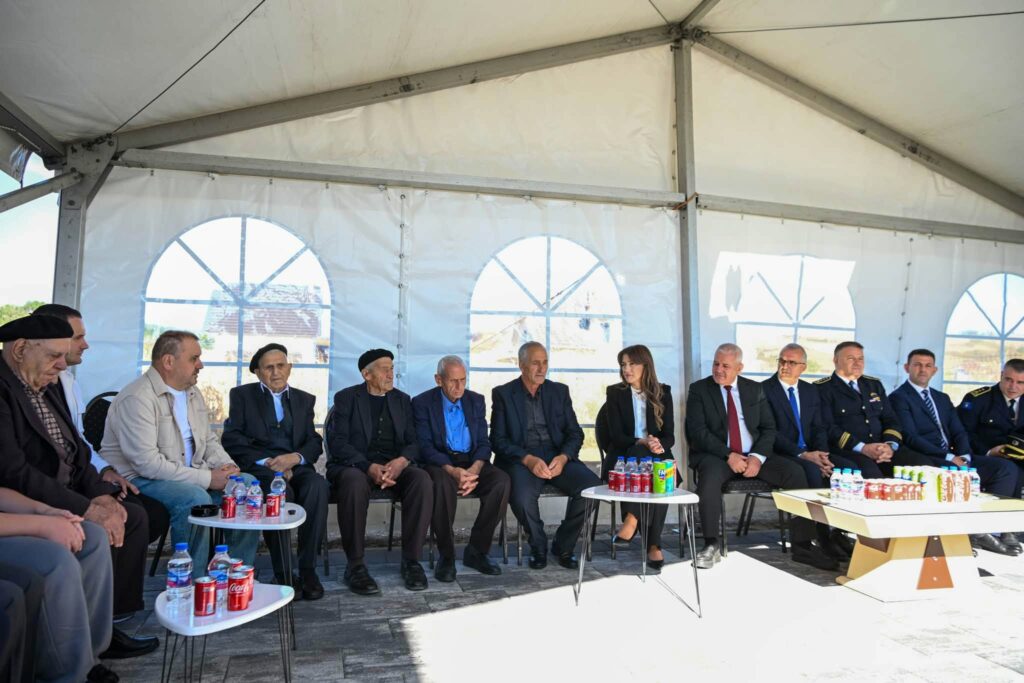 Haxhiu viziton familjen e Afrim Bunjakut në trevjetorin e rënies së tij