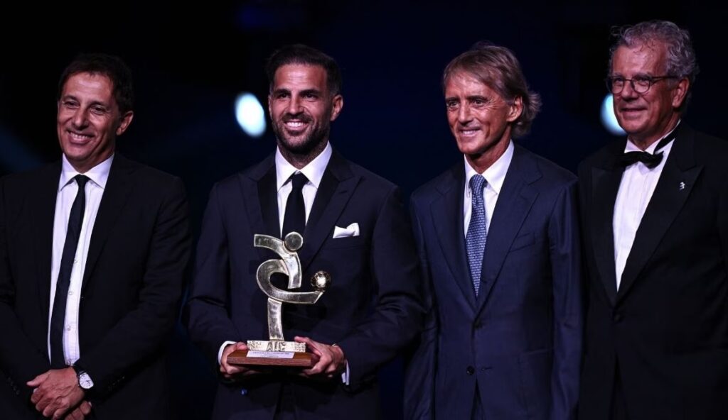 Cesc Fabregas fiton çmimin  Trajneri i Vitit  në Serie A