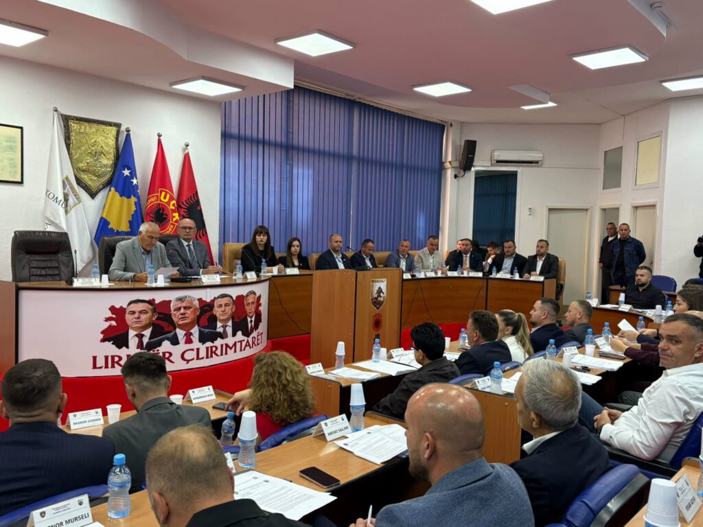 Komuna e Ferizajt miraton deklaratën kundër aktgjykimit të Hagës  LDK ja lëshon sallën