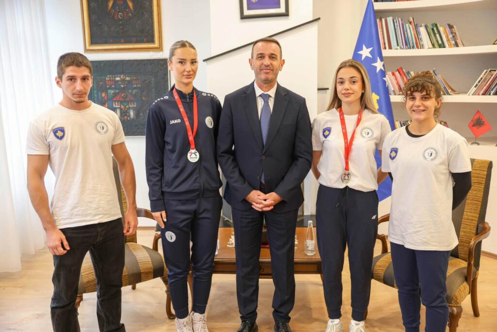 Pesë medalje në Tiranë  Gashani pret në takim sportistët medalistë