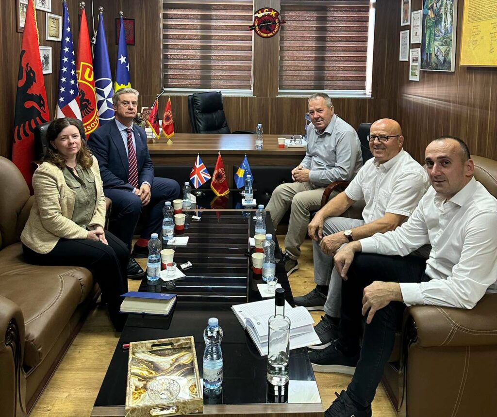 Ambasadori britanik takohet me drejtuesit e OVLUÇK së
