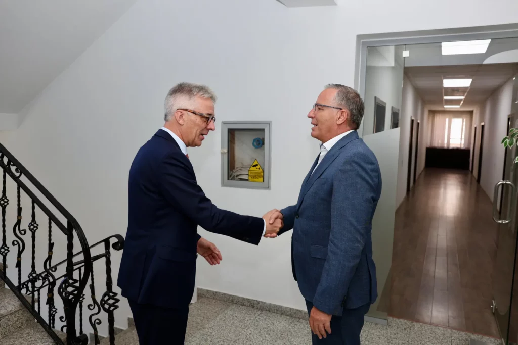 Hamza takohet me ambasadorin gjerman  Askush nuk mund ta vendosë vullnetin politik mbi Kushtetutën