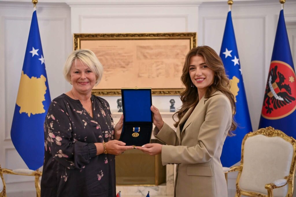 Haxhiu dekoron Komitetin Norvegjez të Helsinkit me Medaljen Presidenciale të Meritave