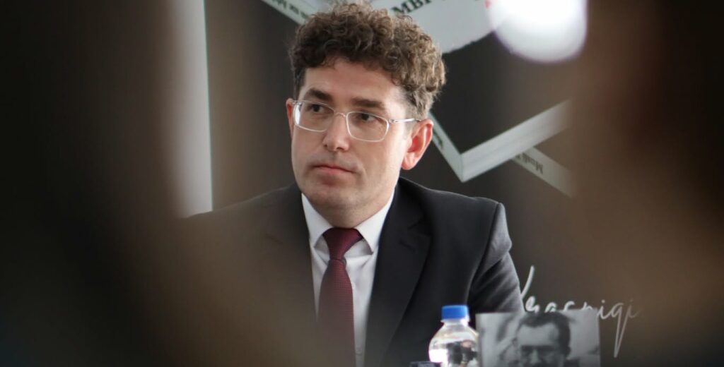 Dollapi në çati dhe historia e një jete në shërbim të lirisë