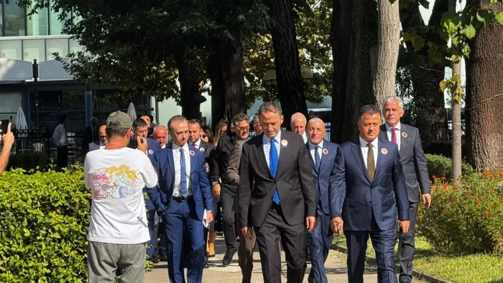 Me stemën e UÇK së të vendosur në kostum  deputetët e PD së i drejtohen Parlamentit