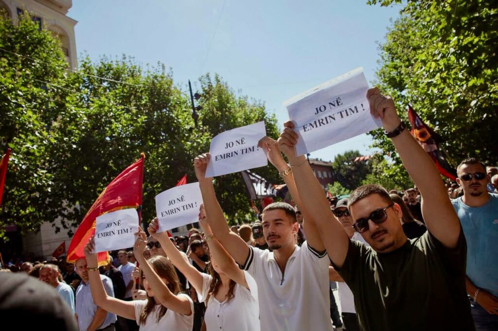 Behrami pas protestës në sheshin  Skënderbeu   Thjesht madhështore 