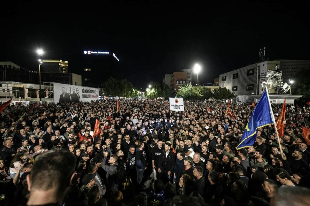Protesta vazhdon edhe sonte në sheshin  Skënderbeu  në orën 21 00