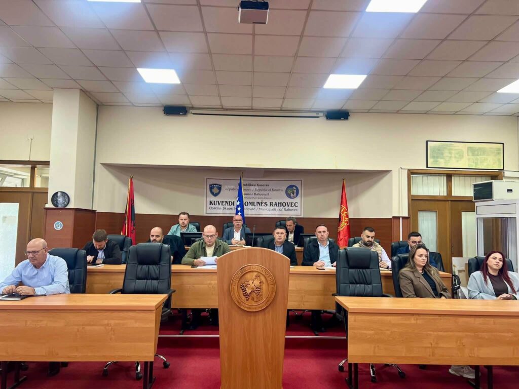 Latifi mbajti takimin e tretë periodik me punonjësit e administratës komunale