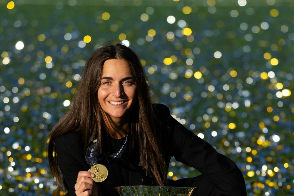 Elena Sadiku  trajnerja me prejardhje nga Kosova  në garë për çmimin  Topi i Artë 