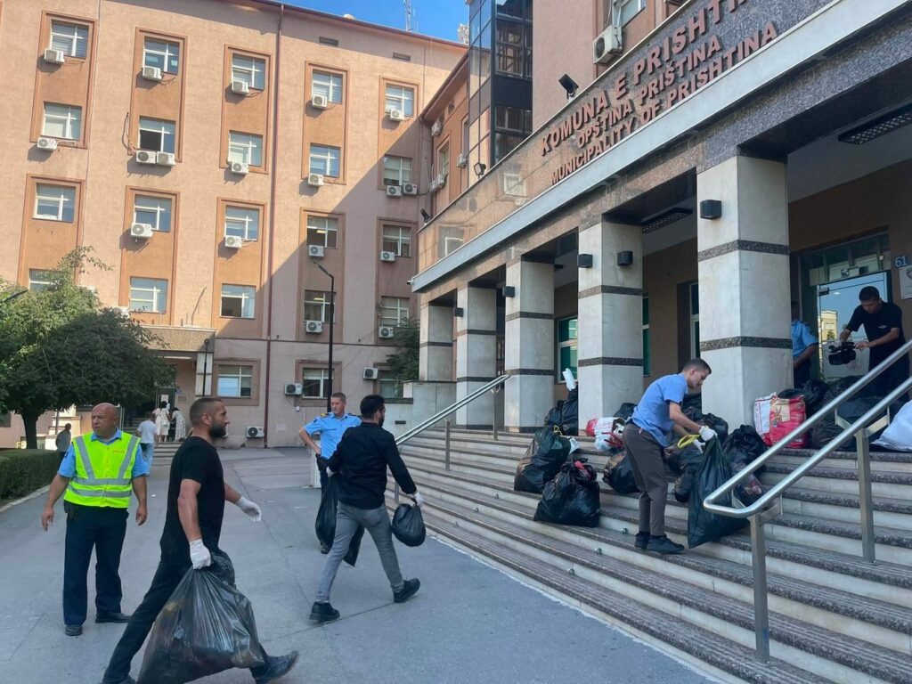 LV ja zhvillon aksion simbolik para Komunës së Prishtinës për gjendjen me mbeturinat