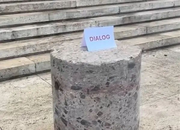 Rama u ofron protestuesve dialog mbi shtylla të betonit