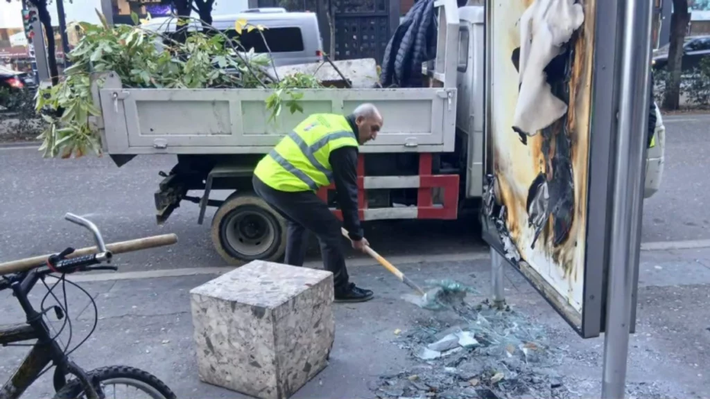 Pas protestës së dhunshme  nis pastrimi i rrugëve të Tiranës
