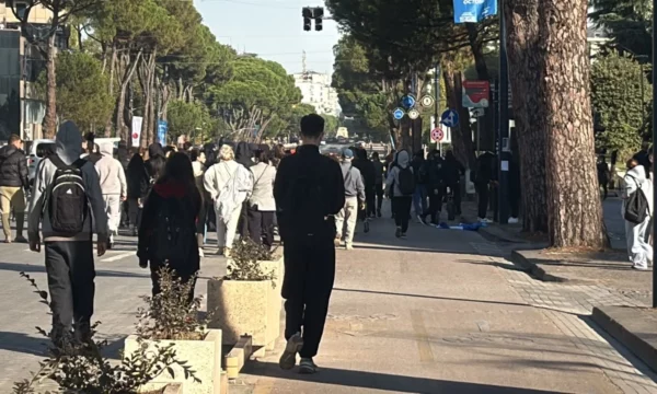 Bojkotohet mësimi në gjimnaze dhe fakultete të Tiranës  studentët nisin marshimin  grumbullohen para Parlamentit
