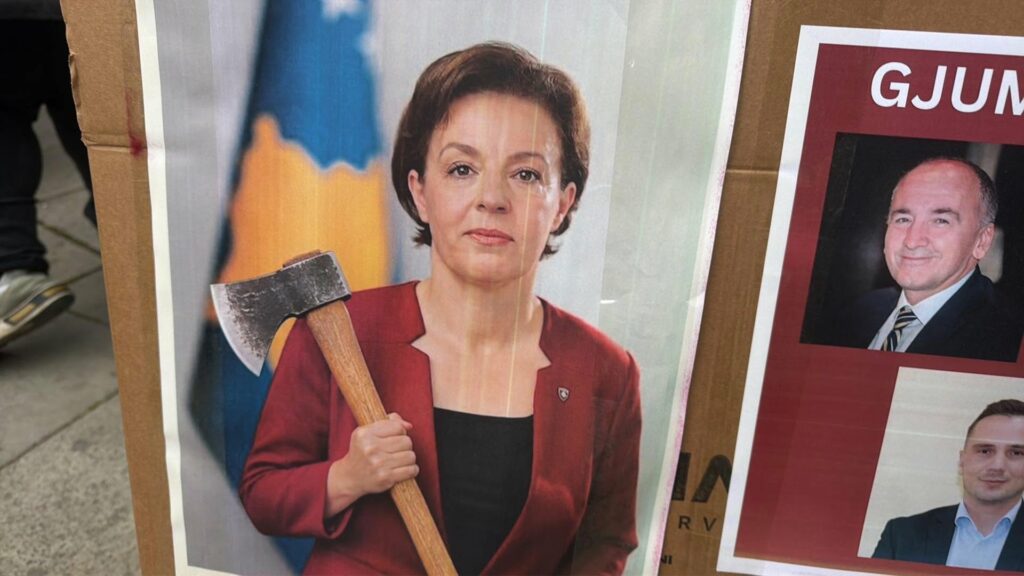  Gjumi s ka me iu nxanë   mesazhet e protestuesve në Prishtinë përmes pankartave